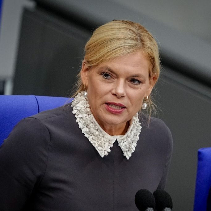 Streit um Regenbogenflagge - Bischof rüffelt die Bundestagspräsidentin