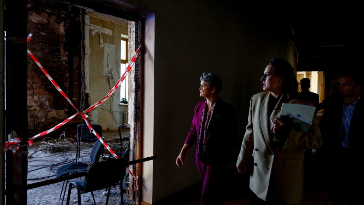 Die britische Außenministerin Yvette Cooper (l.) machte sich gemeinsam mit der ukrainischen Ministerpräsidentin Julia Swyrydenko (r.) ein Bild von der Zerstörung durch russische Drohnen. (Foto)