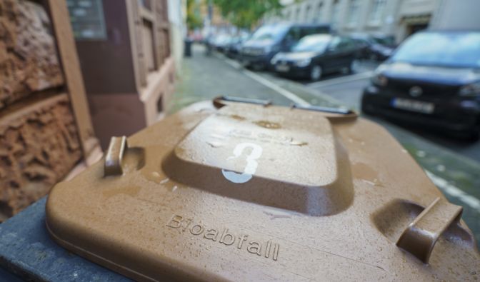 Ab heute müssen Verbraucher besonders darauf achten, ihren Biomüll korrekt zu trennen.