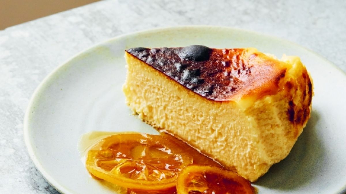 Der baskische Käsekuchen aus "Die Chemie des Backens" von Nicola Lamb zeigt, wie man Backwissen und Genuss vereint. (Foto)