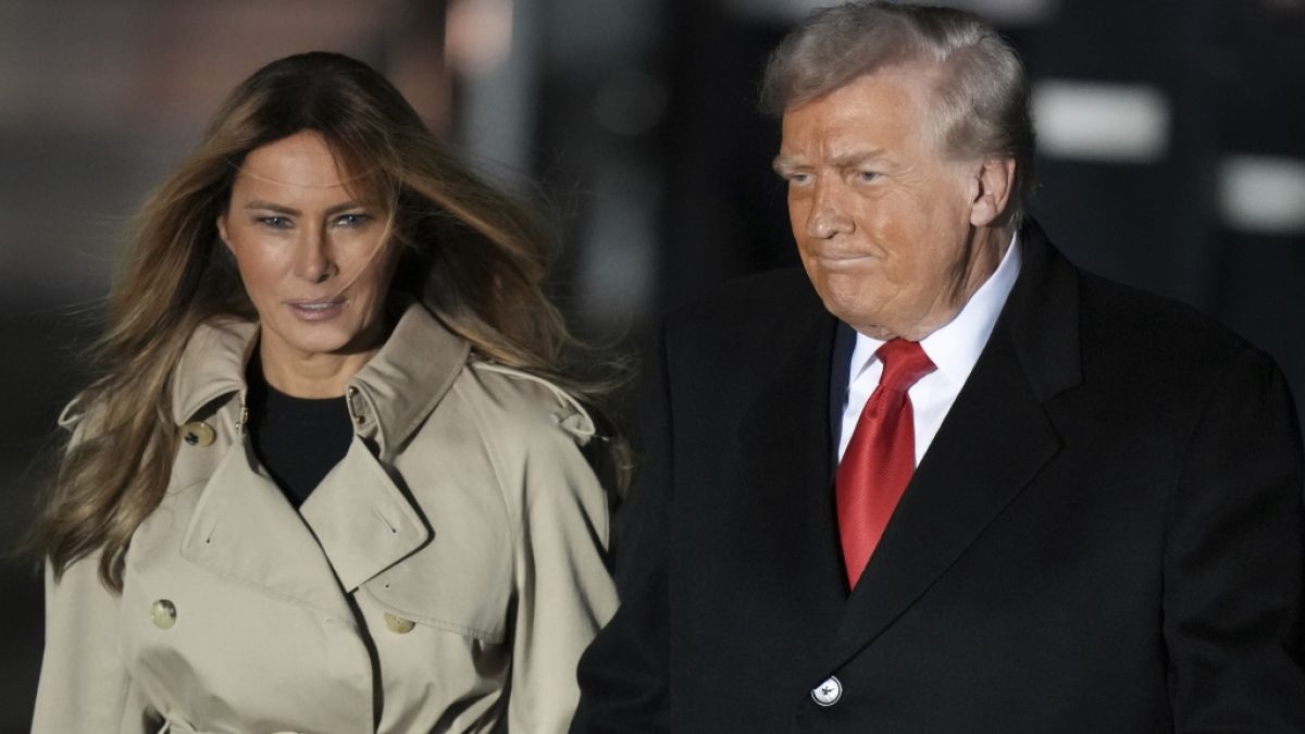 US-Präsident Donald Trump und First Lady Melania Trump kommen am Flughafen Stansted bei London an. (Foto)
