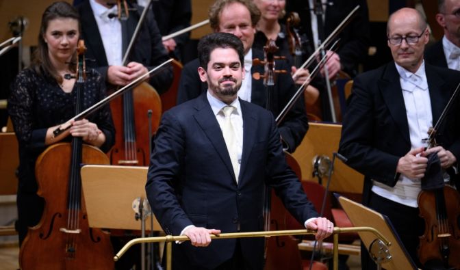 Lahav Shani im Konzerthaus Berlin, in das er spontan nach Festival-Rauswurf eingeladen wurde