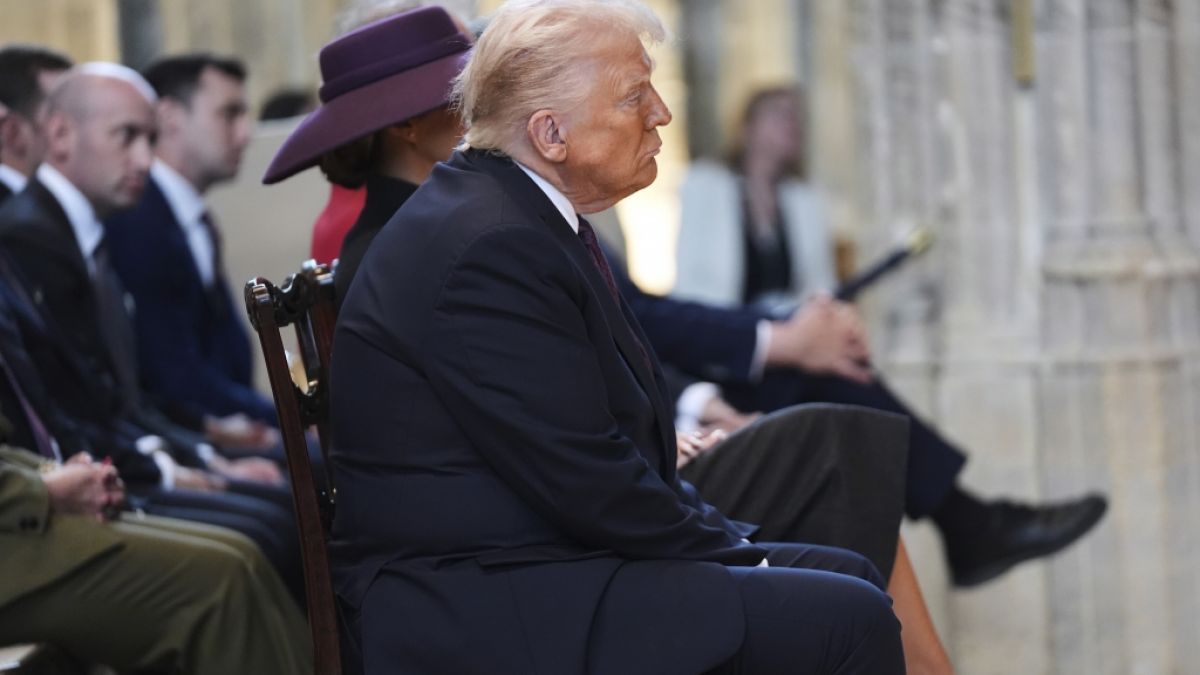 Zeit für ein Mittagsschläfchen, Herr Präsident? In der St. George's Chapel von Schloss Windsor kämpft Donald Trump gegen bleierne Müdigkeit. (Foto)