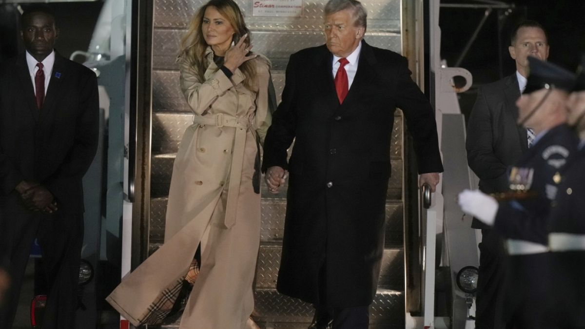Der mehrstündige Flug von Washington nach Stansted saß Donald Trump deutlich sichtbar in den Knochen - der US-Präsident klammerte sich beim Aussteigen aus dem Regierungsflieger nicht nur an den Handlauf, sondern auch an Ehefrau Melania. (Foto)