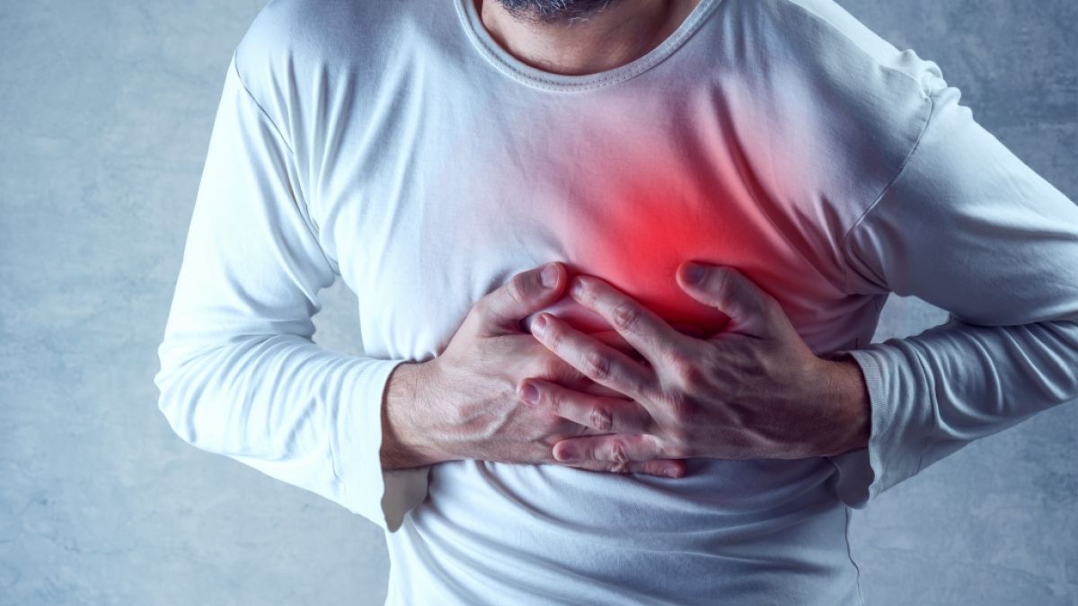 Bei Symptomen, die auf eine Herzerkrankung schließen lassen, sollten Sie dringend zum Kardiologen. (Foto)