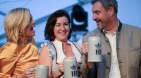 Hoch die Maßkrüge! Gemeinsam mit Bundestagspräsidentin Julia Klöckner und Ministerin Dorothee Bär lässt sich CSU-Chef Markus Söder einen Vorgeschmack aufs Oktoberfest schmecken.