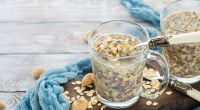 Haferflocken sind eigentlich gesund - doch die zusätzlichen Zutaten können das Frühstück auch zur Kalorienbombe machen.