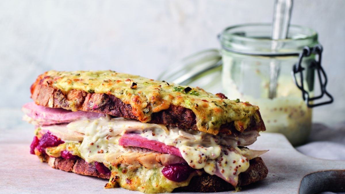 Rezept für überbackenes Hähnchen-Kräuter-Sandwich gibt's als Kostprobe. (Foto)