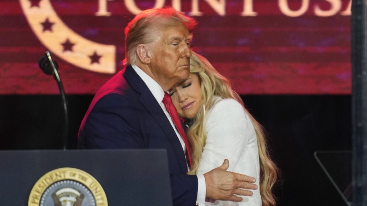 US-Präsident Donald Trump umarmt Erika Kirk bei der Trauerfeier für ihren Mann, den konservativen Aktivisten Charlie Kirk, im State Farm Stadium in Arizona. (Foto)