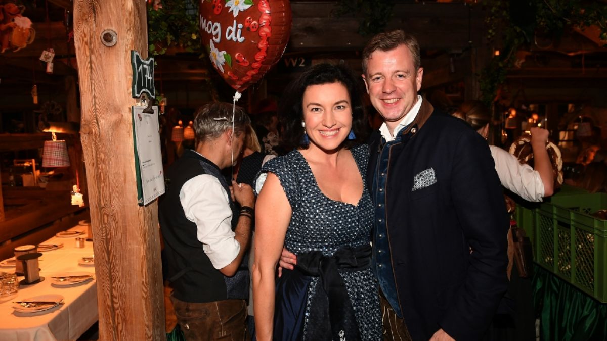 Dorothee Bär mit ihrem Mann Oliver beim 190. Münchner Oktoberfest. Die CSU-Politikerin traf auf der Theresienwiese auch einige Promis. (Foto)