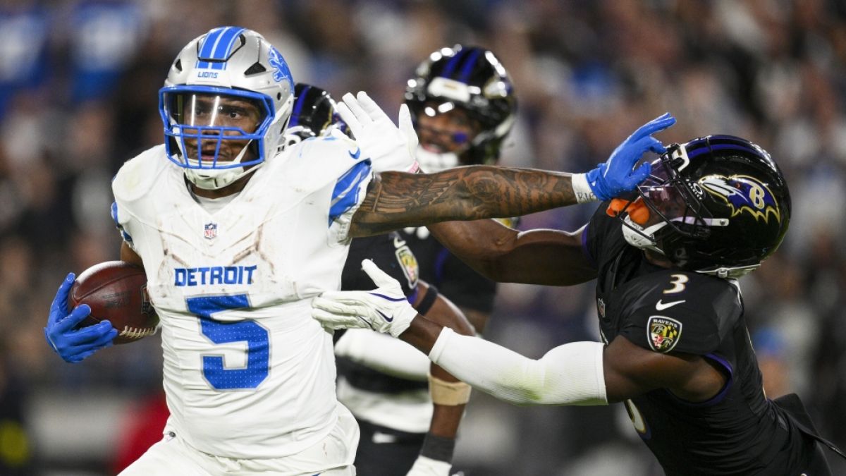 Chidobe Awuzie wehrt einen Spieler der Ravens ab, am 22.09.2025. (Foto)