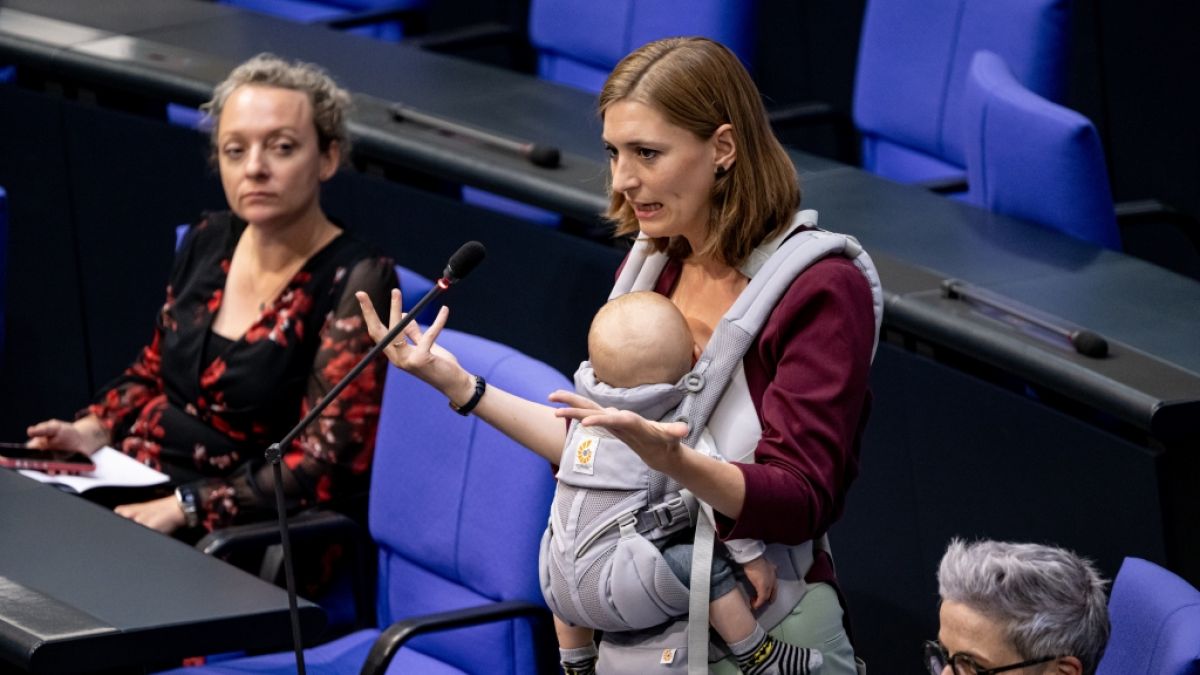 Hanna Steinmüller (Grüne), Mitglied des Deutschen Bundestages, spricht bei der Sitzung des Bundestags mit ihrem Kind am Bauch. (Foto)