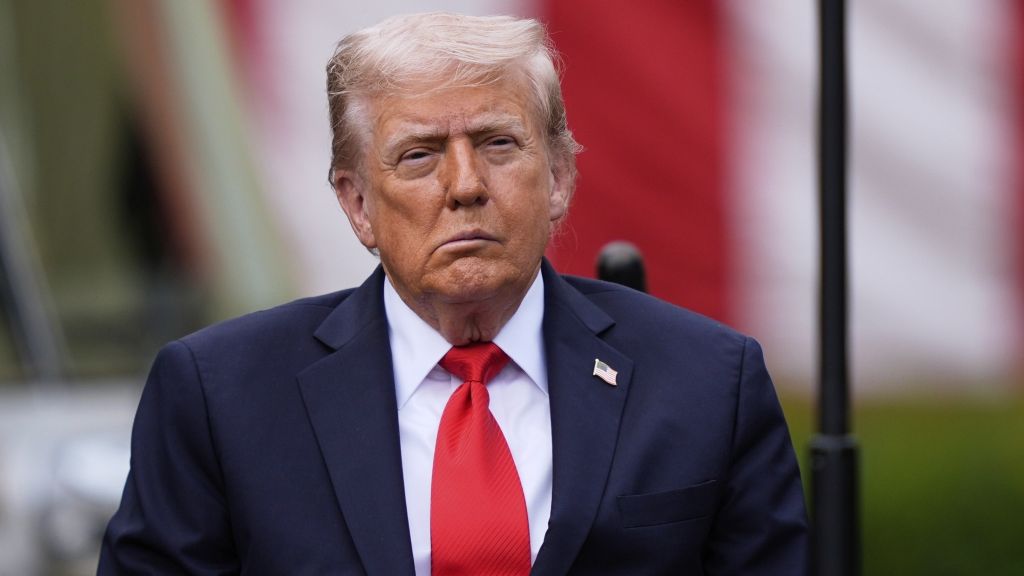 Bei öffentlichen Auftritten wie hier im September 2025 schürt der US-Präsident immer wieder Gerüchte um seinen Gesundheitszustand - Ferndiagnosen spekulierten unter anderem über den asymmetrisch hängenden Mund Donald Trumps. (Foto)