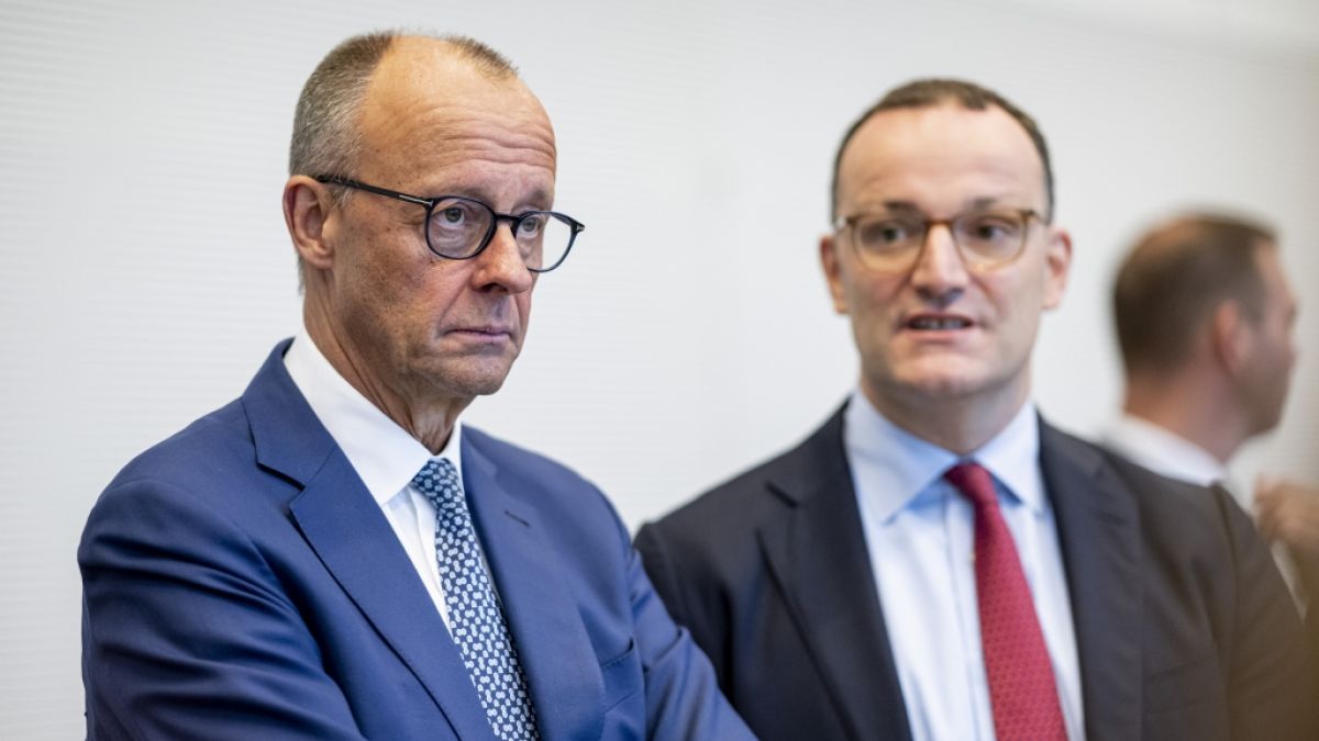Bundeskanzler Friedrich Merz und Unionsfraktionschef Jens Spahn (v.l.) sollen sich nicht einig über den angekündigten "Herbst der Reformen" sein. (Foto)