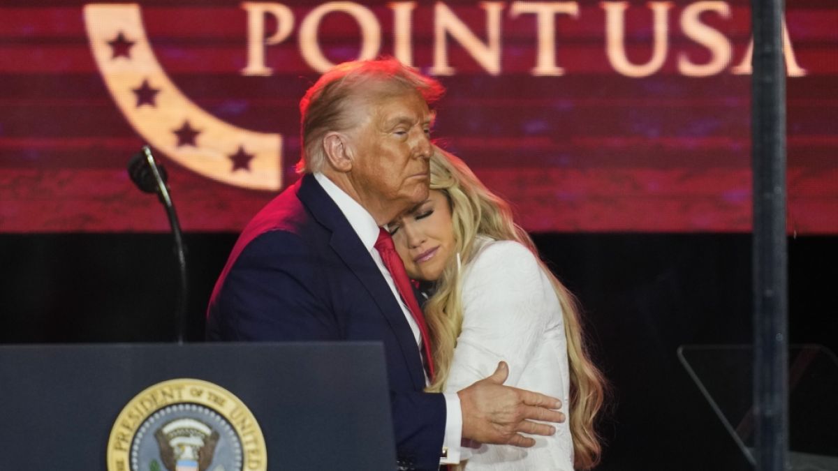 Donald Trump mit Erika Kirk bei der Trauerfeier f&uuml;r ihren Mann, den ultrarechten Aktivisten Charlie Kirk, im State Farm Stadium. (Foto)