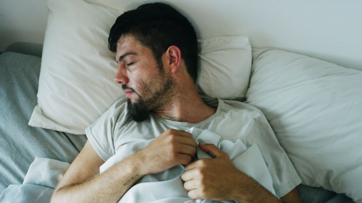 Wer unter nächtlichen Schweißausbrüchen leidet, sollte damit besser zum Arzt gehen. (Foto)