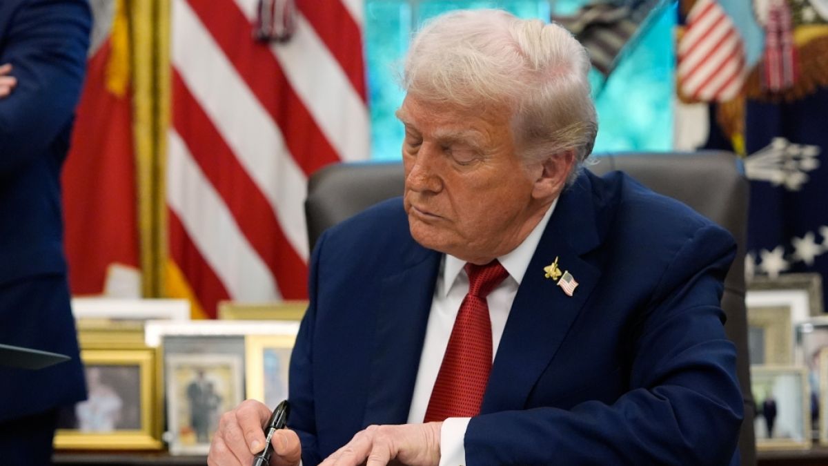 US-Präsident Donald Trump unterzeichnet im Oval Office des Weißen Hauses ein Memorandum zur Todesstrafe in Washington. (Foto)