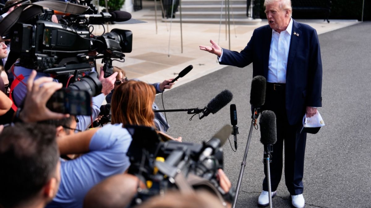 Für seine Stippvisite beim Ryder Cup ist Donald Trump in schneeweiße Golfschuhe geschlüpft - ob der US-Präsident weiß, dass er bei dem prestigeträchtigen Golfturnier nicht selbst mitspielen darf? (Foto)