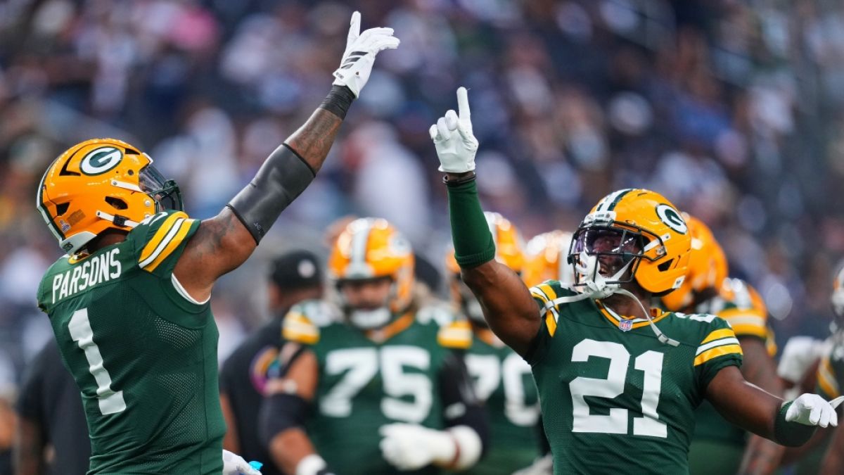 Green Bay Packers Micah Parsons (1) und Nate Hobbs (21) jubeln, am 28.09.2025. (Symbolbild) (Foto)