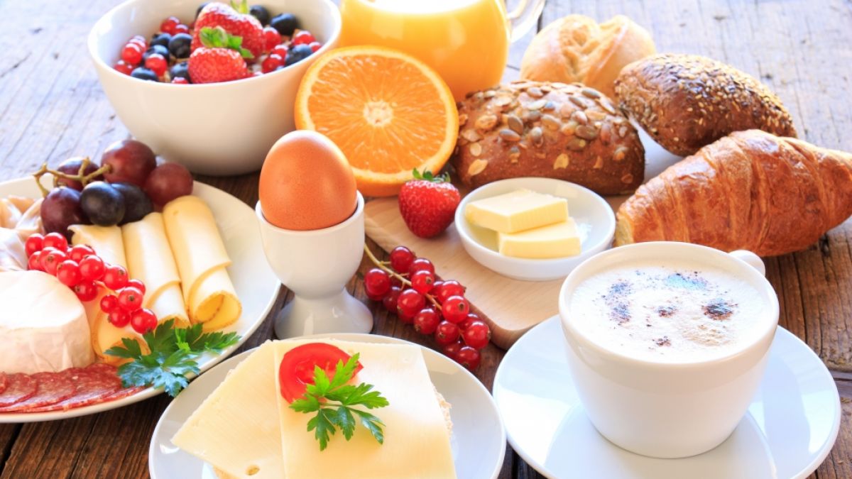 Ein reichlich gedeckter Frühstückstisch hält den Heißhunger länger fern. (Foto)