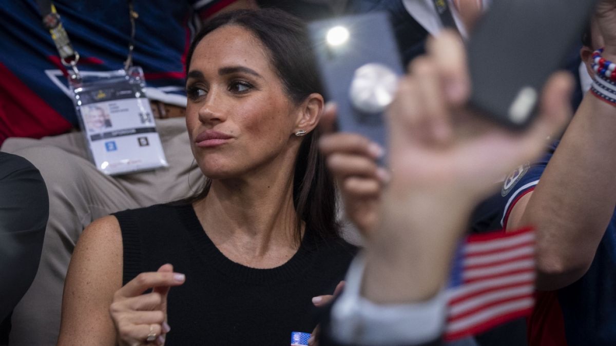 Wegen ihrer Stippvisite nach Paris prasselt bitterböse Kritik auf Meghan Markle herein. (Foto)