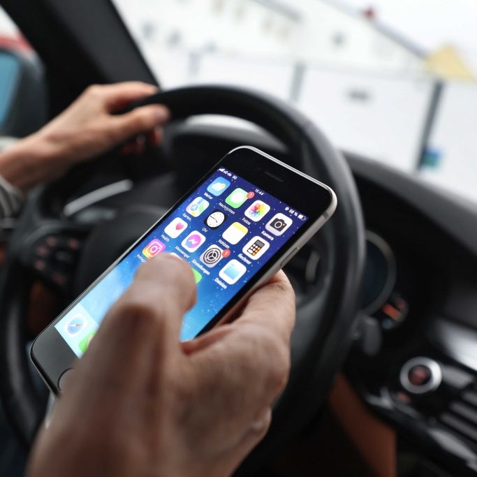 Die Polizei warnt – Augen auf die Straße, nicht aufs Handy