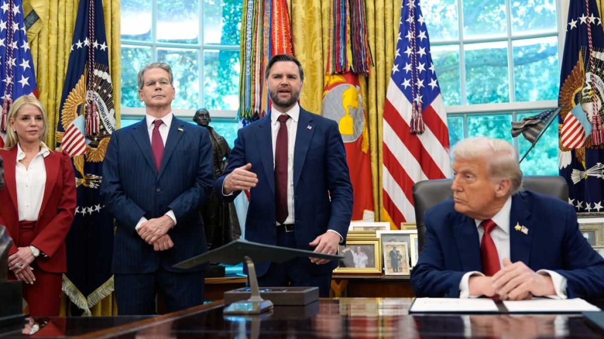 Wird der derzeitige Vizepräsident J.D. Vance Donald Trump schon bald beerben? Ein Ex-Insider aus dem Weißen Haus prophezeit Vance ein gänzlich anderes Schicksal. (Foto)