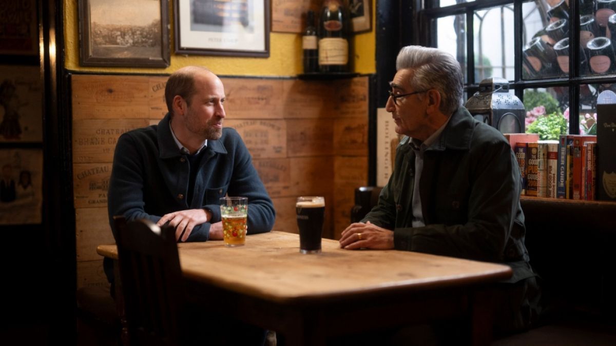 Mit dem k&uuml;nftigen K&ouml;nig auf ein Bier: Der kanadische Schauspieler Eugene Levy bekam Prinz William f&uuml;r eine Episode von "The Reluctant Traveler" ("Urlaub wider Willen mit Eugene Levy") vor die Kamera. (Foto)