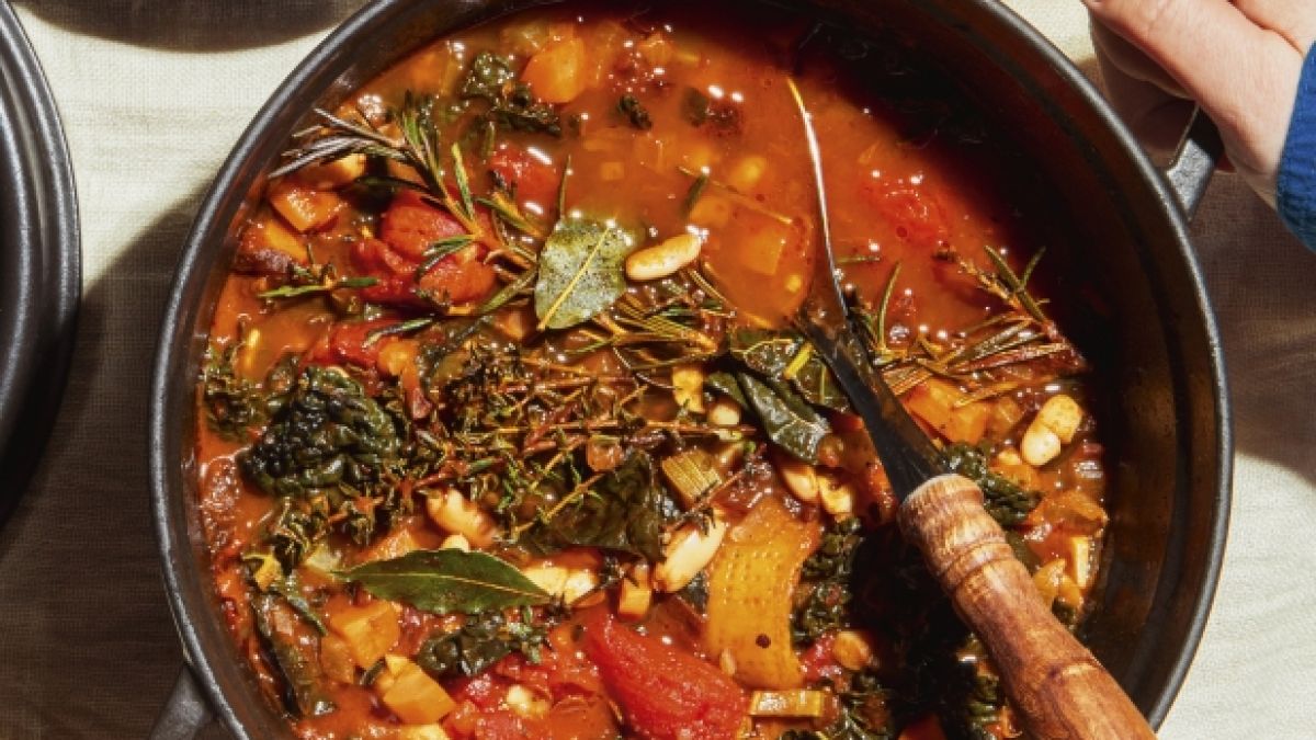 Hanna serviert in ihrem ersten Kochbuch unter anderem Ribollita mit Schwarzkohl und weißen Bohnen. (Foto)