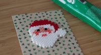 Bastelanleitung für eine Weihnachtskarte mit Bügelperlen.