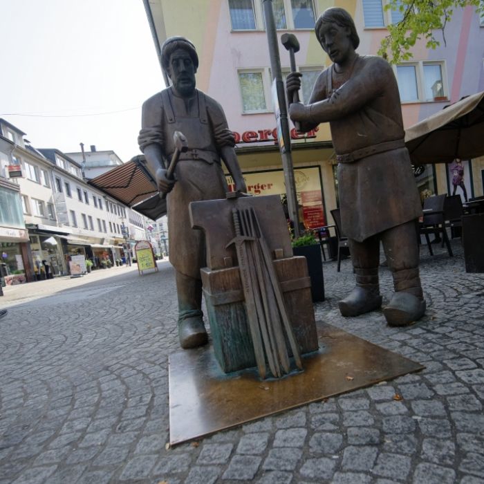 Das Klingenschmied-Denkmal von Henryk Dywan steht auf dem Alter Markt in der Solinger Stadtmitte