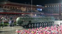 eine neue Interkontinentalrakete mit der Bezeichnung «Hwasong Gun-20» im Rahmen einer Militärparade zum 80. Jahrestag der Gründung der Arbeiterpartei Nordkoreas, die auf dem Kim-Il-Sung-Platz in Pjöngjang stattfindet.
