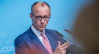 Friedrich Merz kann in einer aktuellen Umfrage zwar leicht punkten, bleibt jedoch weiterhin äußerst unbeliebt.