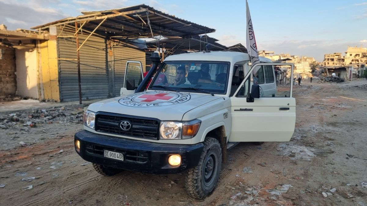 Ein Fahrzeug des Roten Kreuzes ist in Chan Junis, im südlichen Gazastreifen, vor der erwarteten Freilassung von Geiseln durch die islamistischen Terrororganisation Hamas und der Freilassung von palästinensischen Häftlingen durch Israel zu sehen. (Foto)