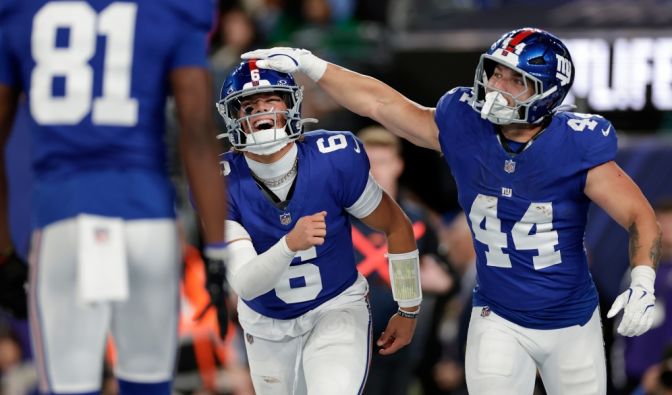 Jaxson Dart (6) und Cam Skattebo von den New York Giants feiern am 09.10.2025. (Symbolbild)