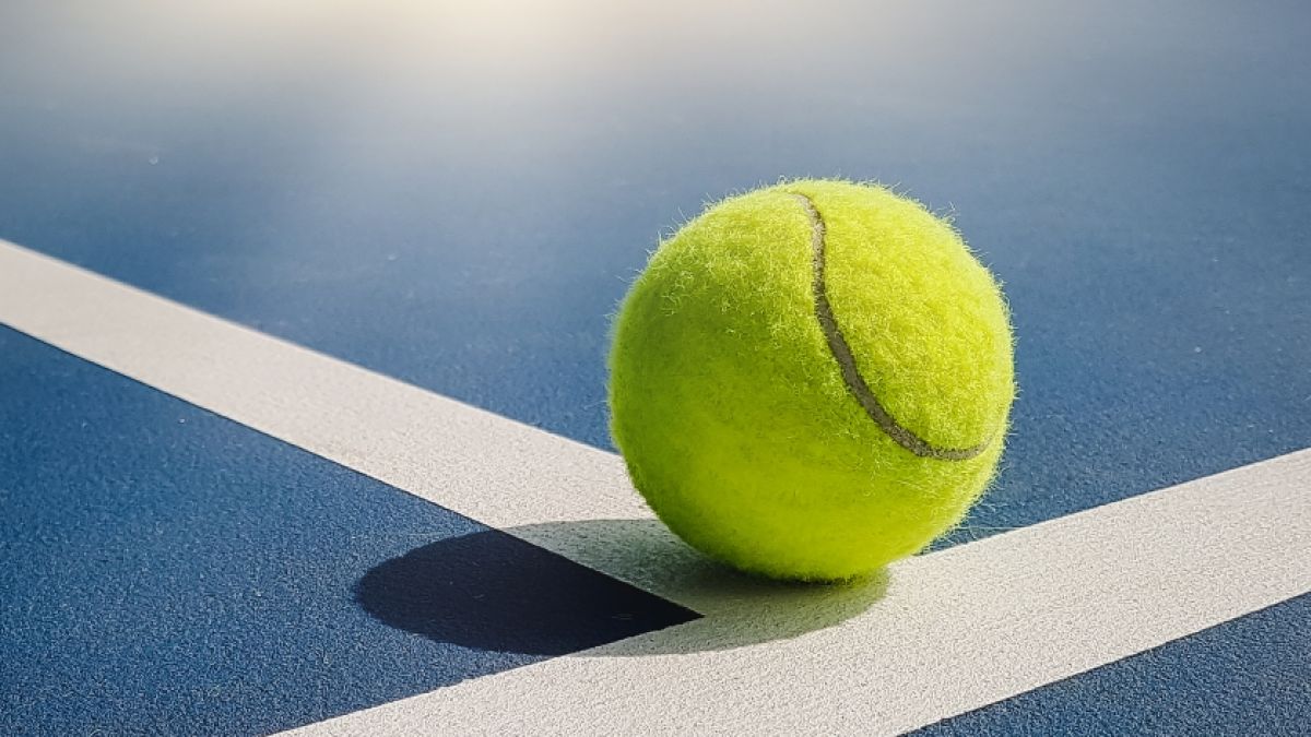 Ein Tennisball im Handgepäck kann Sie vor fiesen Rückenschmerzen und Versteifungen bewahren. (Foto)