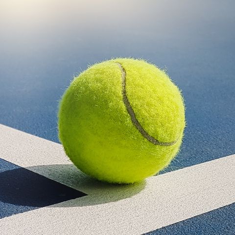 Warum ein Tennisball im Handgepäck den Flug angenehmer macht