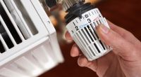 Wer daran denkt, den Heizkörper noch vor der kalten Jahreszeit zu reinigen, spart bares Geld.