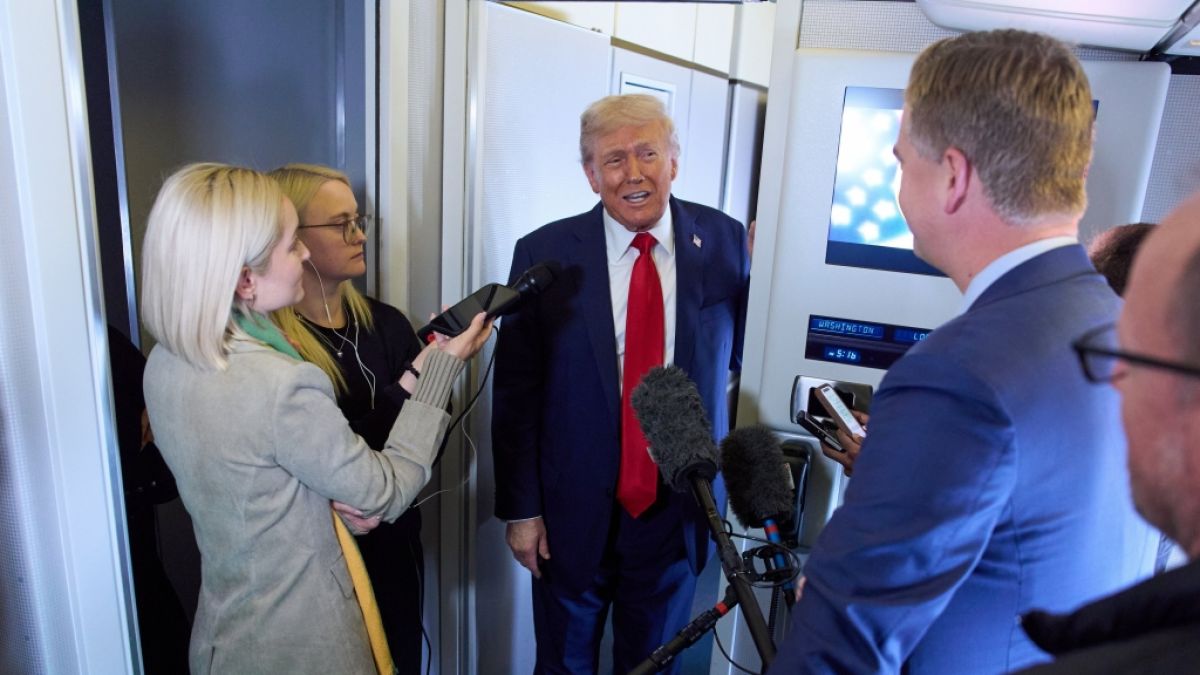 Donald Trump (Mitte) sprach in der Air Force One mit Reportern über seine Chancen, in den Himmel zu kommen. (Foto)