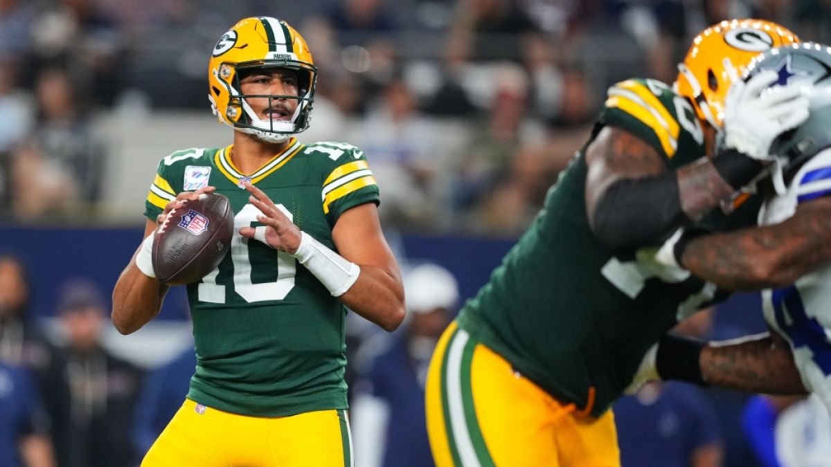 Jordan Love blickt &uuml;ber das Spielfeld, am 28.09.2025. (Symbolbild) (Foto)