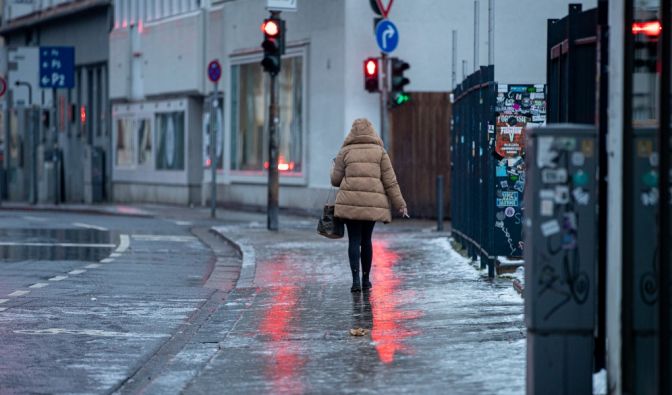 Der DWD warnt vor Glätte (Symbolbild).