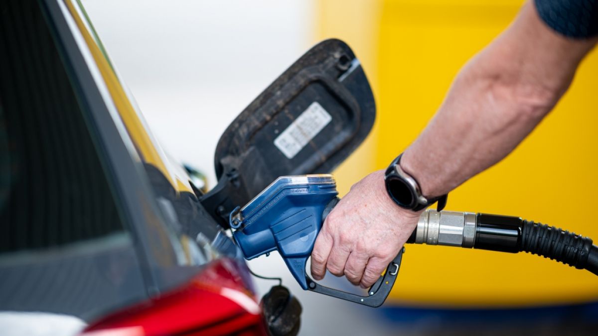 Die Fahrt zur Zapfs&auml;ule k&ouml;nnte aufgrund der vorgeschlagenen Regelung demn&auml;chst noch teurer werden. (Foto)