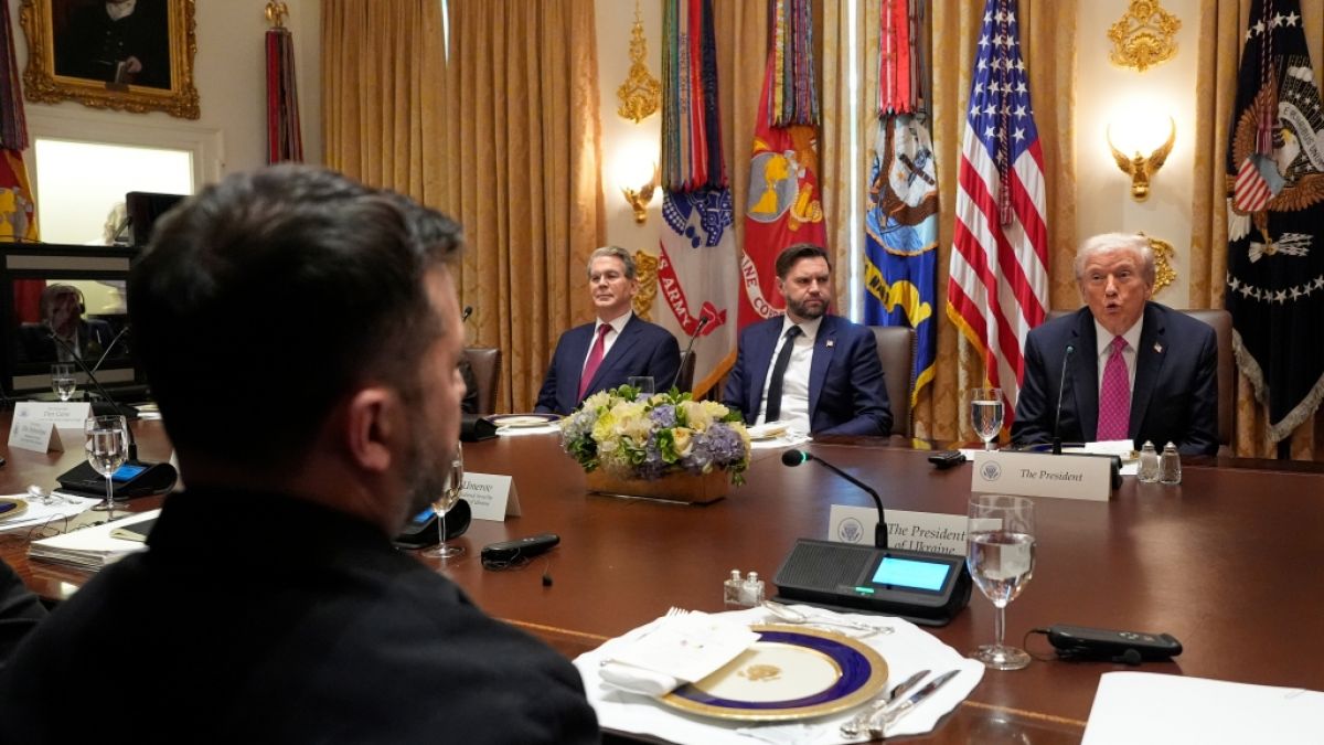 Donald Trump (r.) traf beim Gespräch mit Wolodymyr Selenskyj (r.) zweifelhafte Aussagen zum Ukraine-Krieg. (Foto)