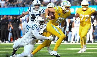 Justin Herbert von den Los Angeles Chargers läuft den Ball in der NFL, am 19.10.2025. (Symbolbild)