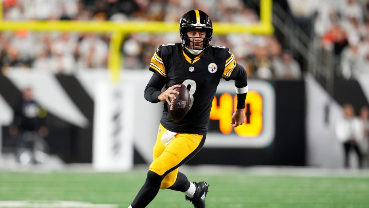 Aaron Rodgers von den Pittsburgh Steelers läuft mit dem Ball, am 16.10.2025. (Symbolbild) (Foto)