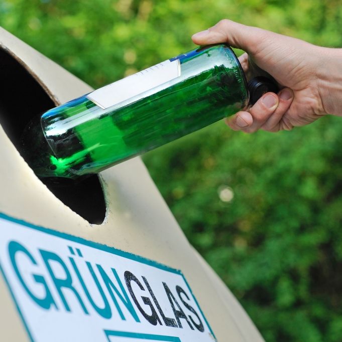 Altglas mit Deckel - darf das in den Container rein?