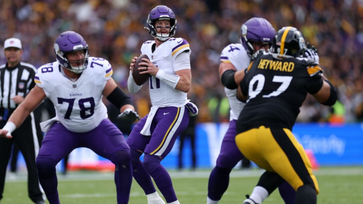 Carson Wentz von den Minnesota Vikings hält den Ball, am 28.09.2025. (Symbolbild) (Foto)