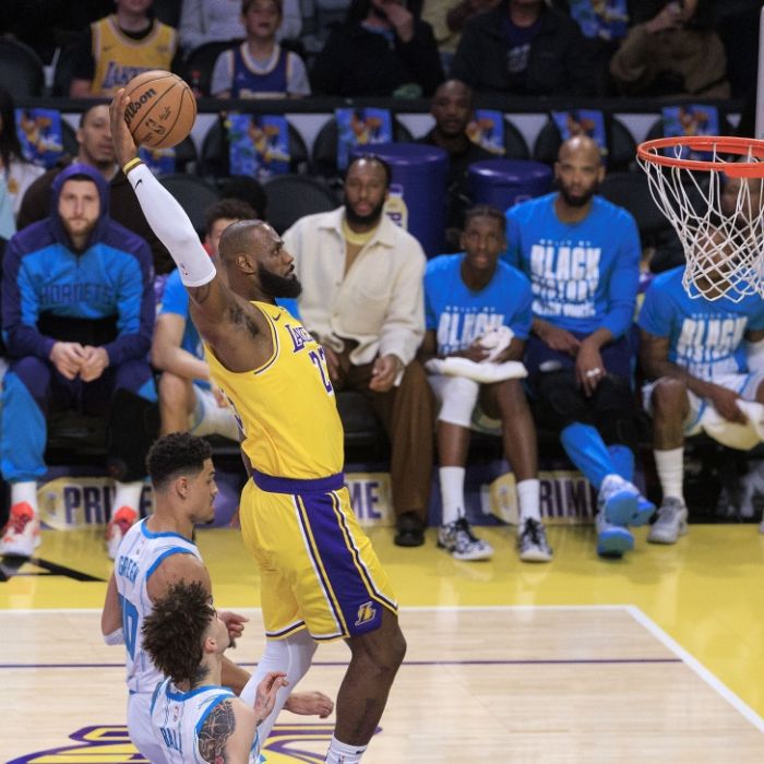 LeBron James von den Los Angeles Lakers wirft einen Korb, am 19.02.2025. (Symbolbild)