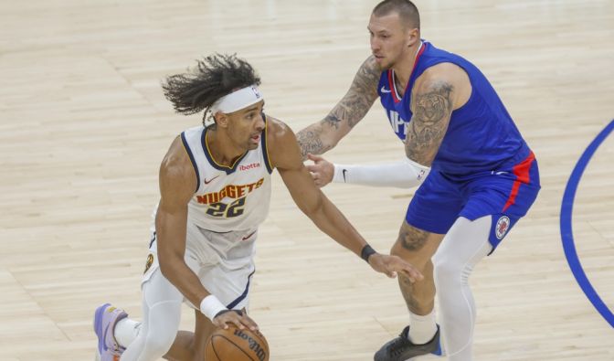 Zeke Nnaji (l) von den Denver Nuggets trippelt den Ball, am 27.11.2023. (Symbolbild)