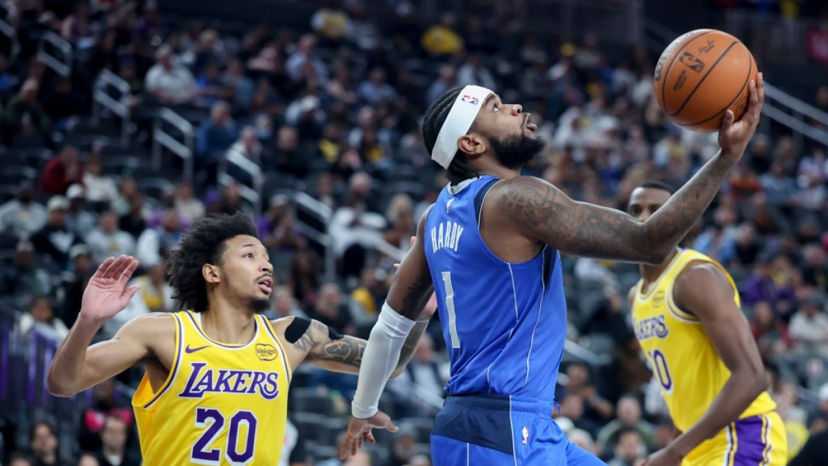 Jaden Hardy (r) von den Dallas Mavericks wirft den Ball, am 16.10.2025. (Symbolbild) (Foto)